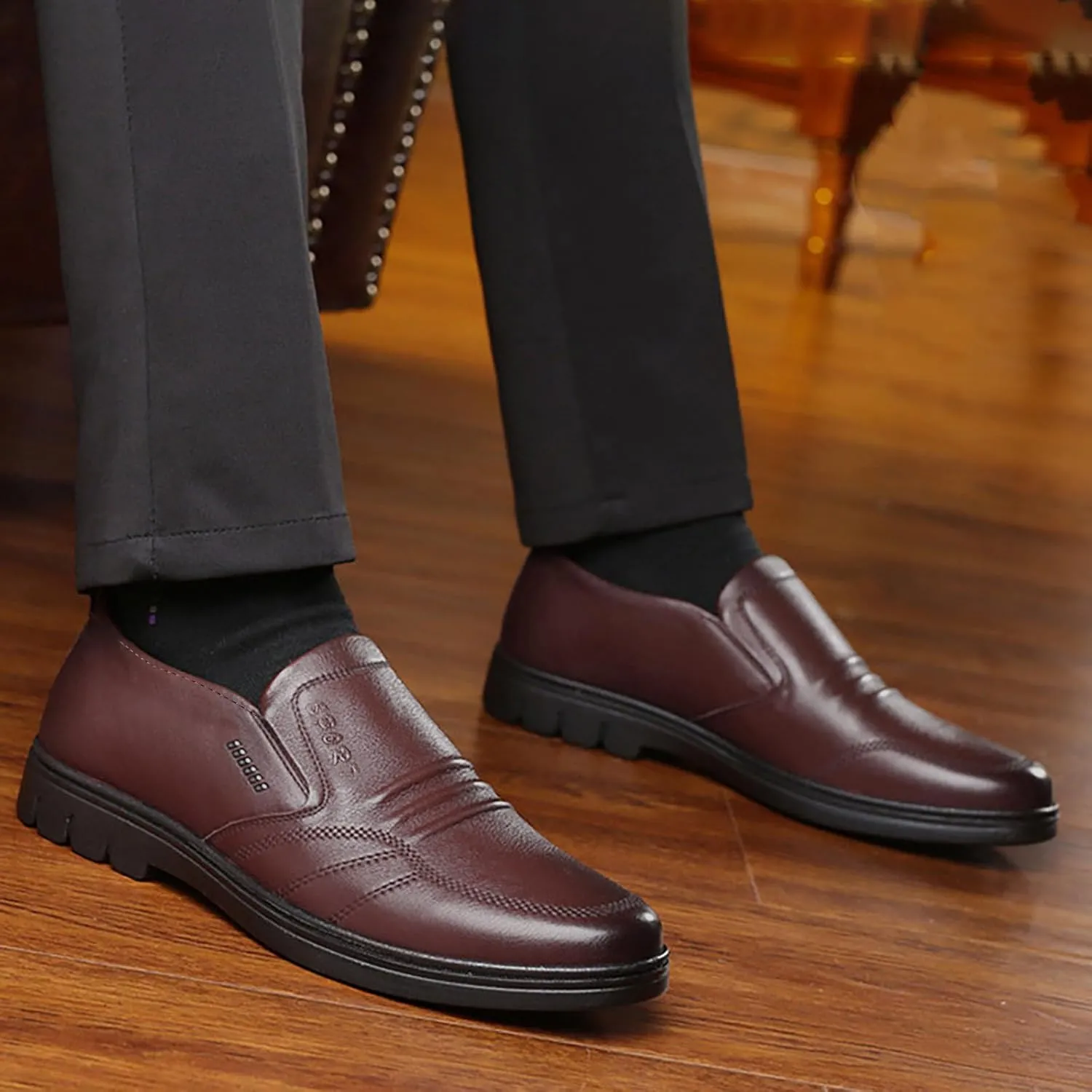 Men Leather Shoes Fashionable and Casual New Flat Bottomed Soft Sole Slip On Comfortable Slip On Casual Leather Shoes
