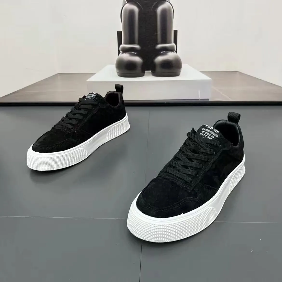 Men's Trendy Solid Colour Low Top Skateboard Shoes, Comfy Non Slip Casual Lace Up Sneakers for Men's Outdoor Activities